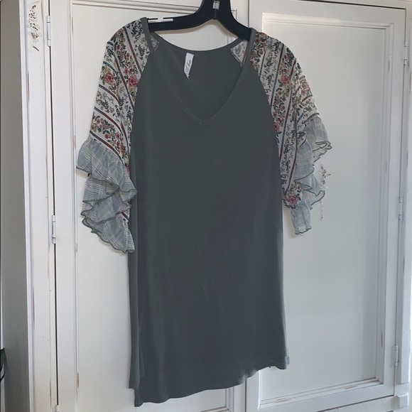 Green Floral Ruffle Top - Picture 2 of 6